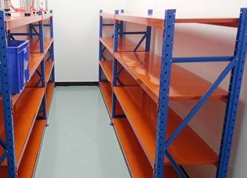 層高可自由調(diào)節(jié)的沙田輕型倉儲貨架【易達貨架】