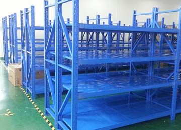 長安輕型倉儲(chǔ)貨架需要固定在地面嗎？【易達(dá)貨架】