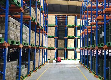 萬江重型倉儲貨架駛?cè)胧截浖苋绾紊墳榇┧笫截浖堋疽走_貨架】