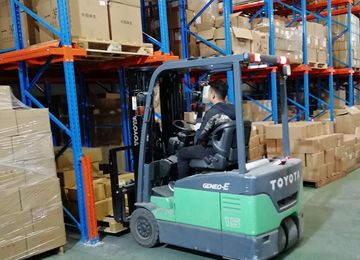 庫(kù)房駛?cè)胧截浖苓m合用AGV叉車存取嗎？【易達(dá)貨架】