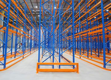 堆垛機(jī)立庫(kù)和窄巷道貨架哪種存儲(chǔ)量更大？倉(cāng)儲(chǔ)物流貨架供應(yīng)商解析【易達(dá)貨架】