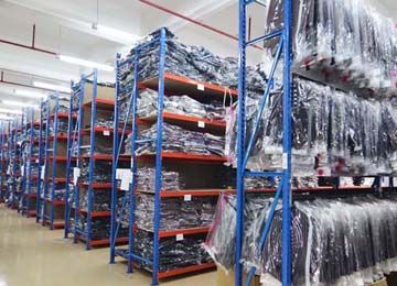 服裝中型貨架倉儲貨架可以掛存嗎？【易達貨架】