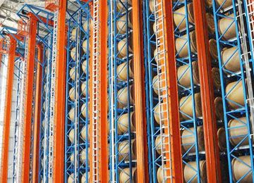 廣東倉(cāng)庫(kù)貨架卷料貨架用什么設(shè)備存取？【易達(dá)貨架】