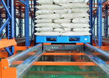 重力式貨架和穿梭式貨架哪種效率更高？冷庫醫(yī)藥庫貨架公司解析【易達貨架】