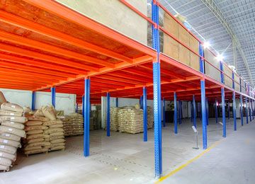 株洲平臺閣樓貨架可以用機器人存取貨嗎？【易達貨架】