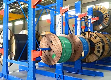 膠管懸臂貨架是人工存取貨嗎？【易達(dá)貨架】