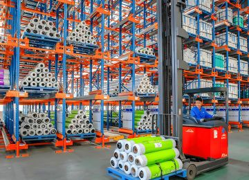 半自動和全自動穿梭貨架價格相差多少？穿梭式貨架廠商解析【易達貨架】