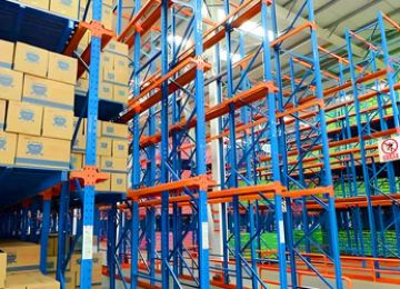立體貫通式貨架是用AGV叉車存取貨嗎？【易達(dá)貨架】
